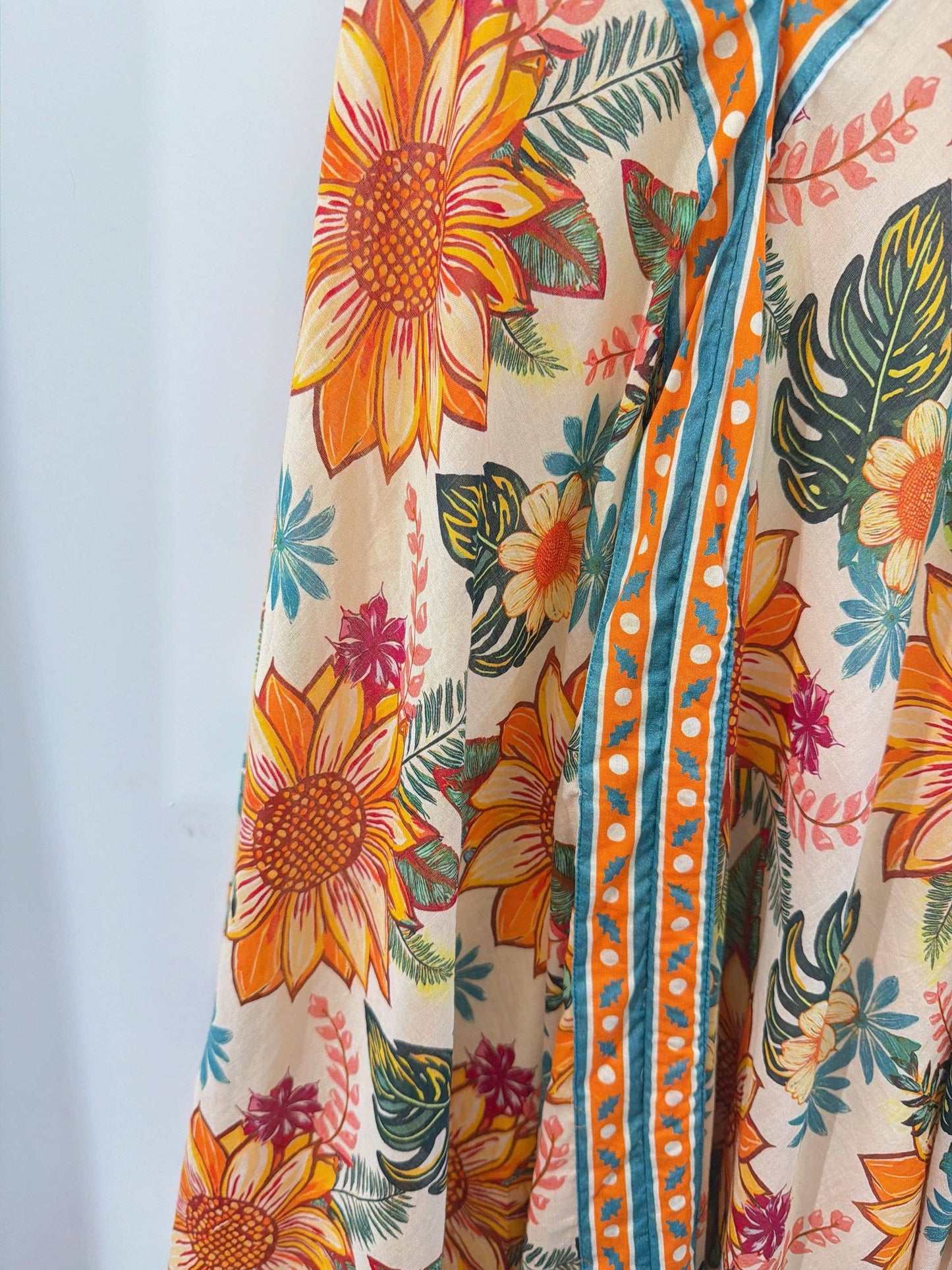 Langes Kleid mit V-Ausschnitt