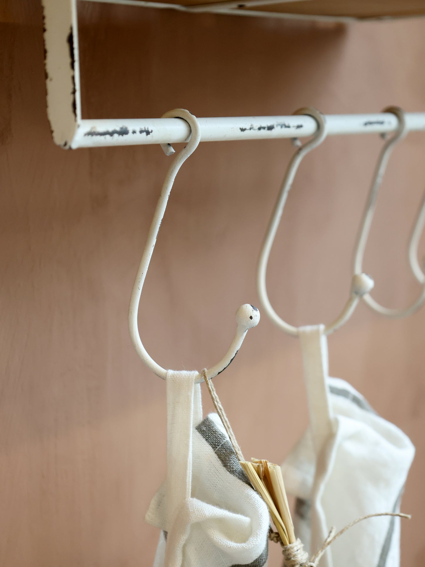 Regal mit Haken und Körben