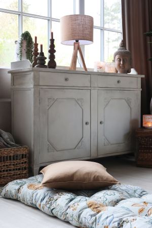 Tischlampe mit Holzfuß und Leinenschirm