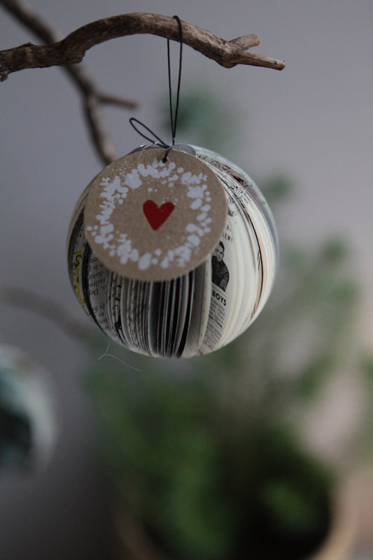 Zeitungspapierkugel "Rotes Herz"