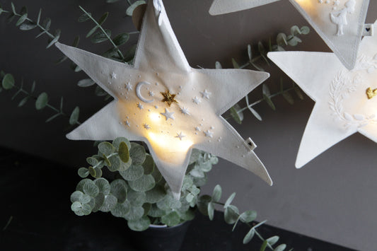 Lichtsterne. Ast Vögel