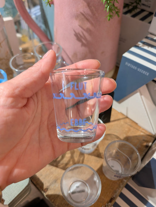 Schnapsglas. Flut Ebbe