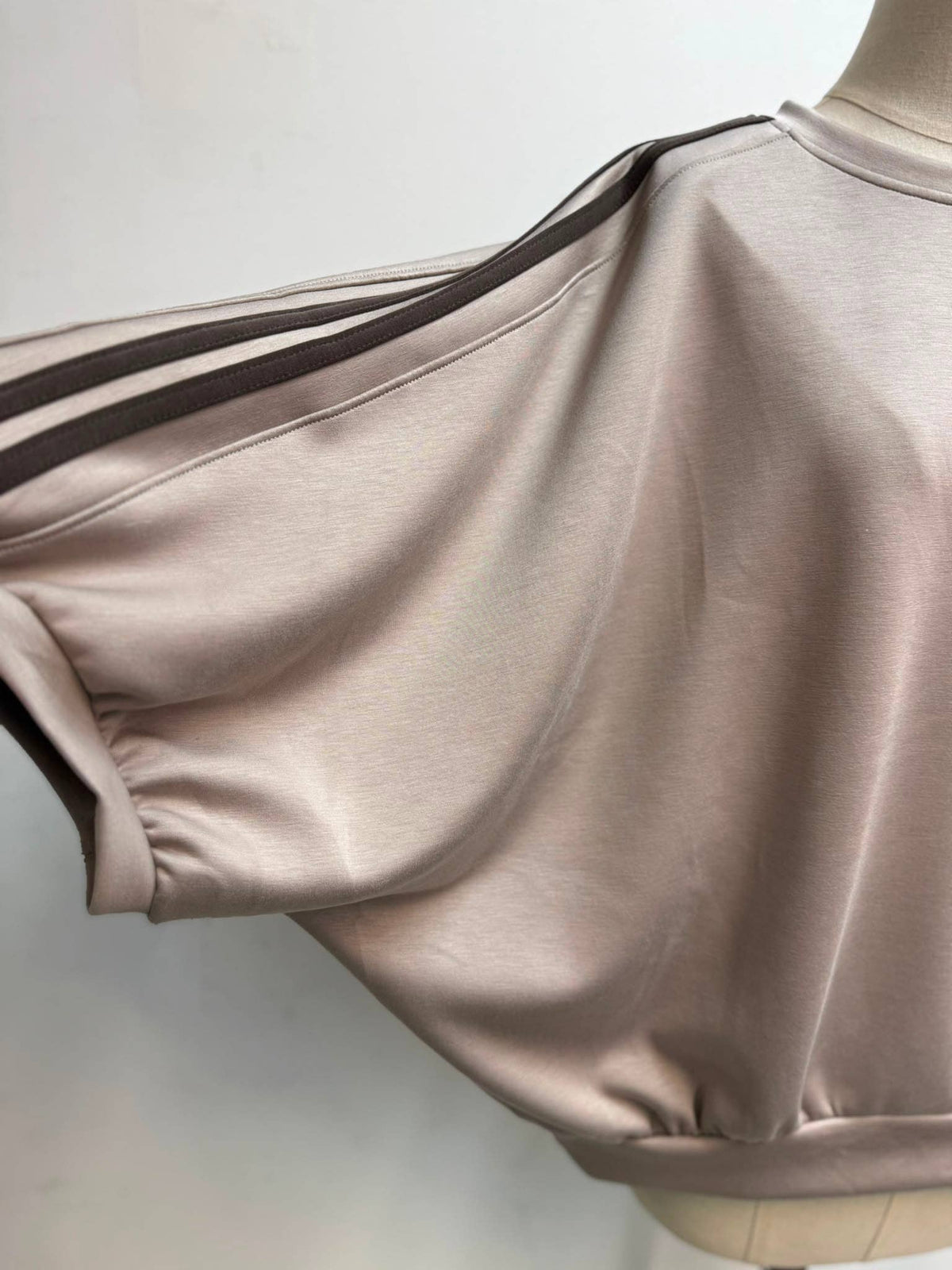 Oversize-Sweatshirt mit Fledermausärmeln: Taupe / Eine Größe 51511