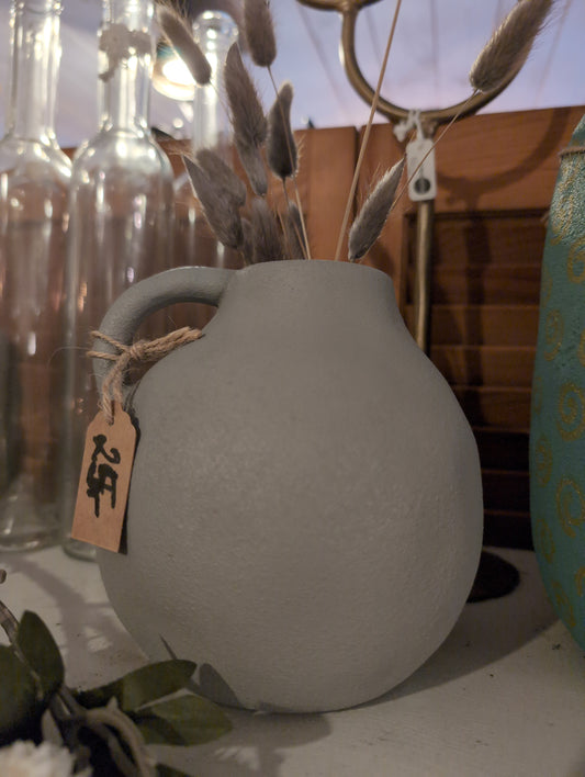 Vase aus Sandstein mit Griff