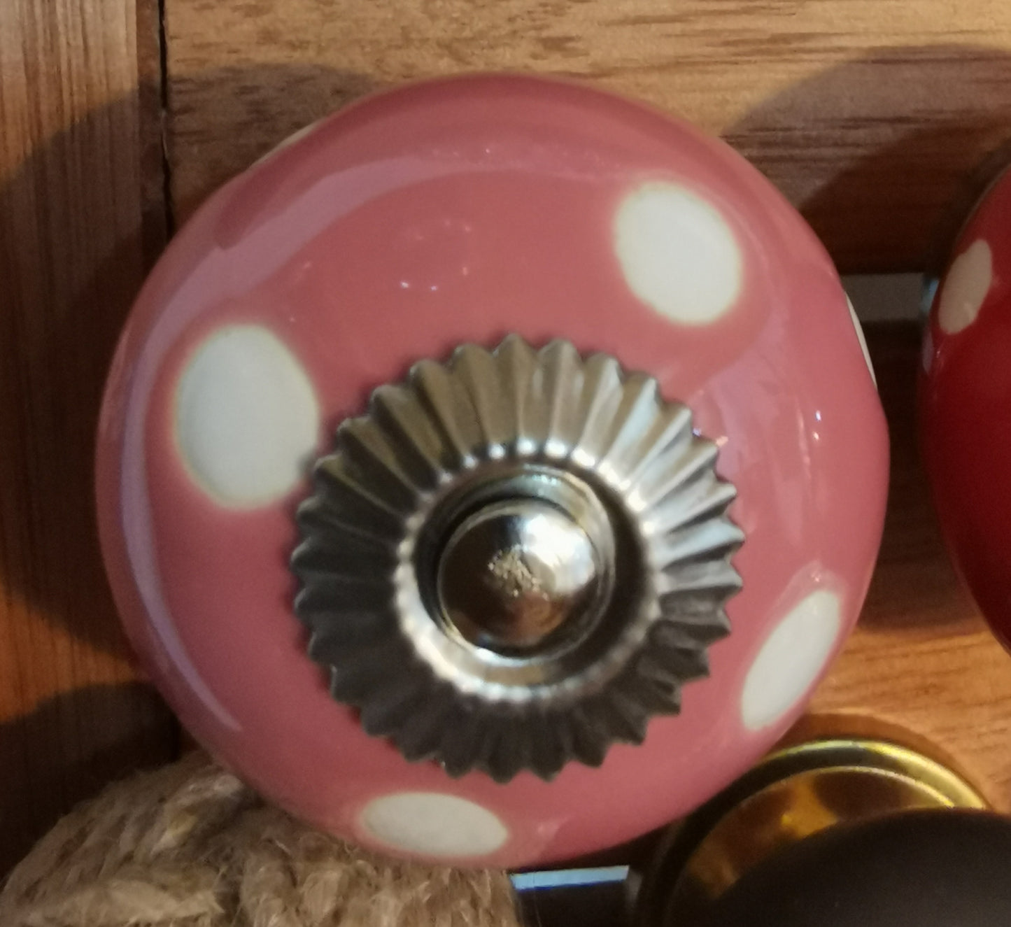 Möbelknopf mit Punkten rosa