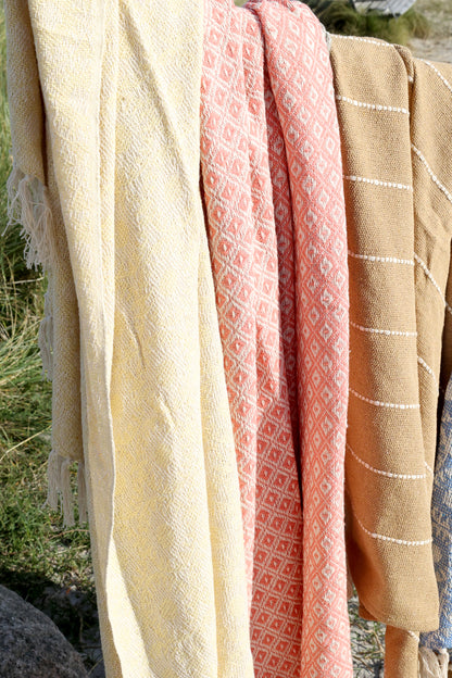 Decke aus Garnüberschuss honig 150x130cm