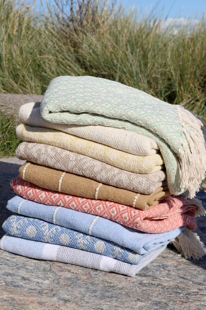 Decke aus Garnüberschuss honig 150x130cm