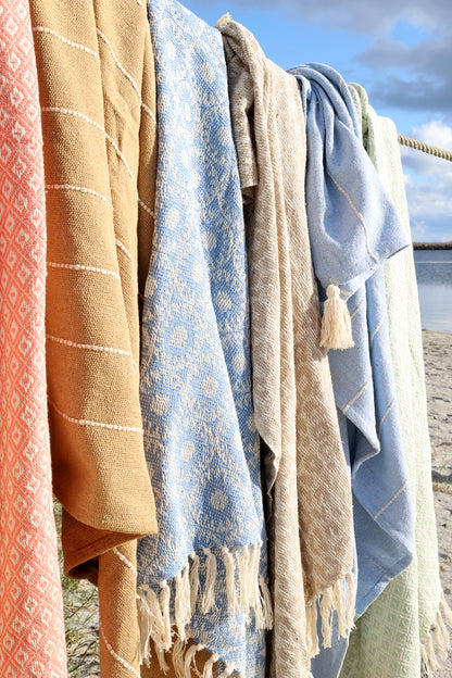 Decke aus Garnüberschuss sky blue 150x130cm