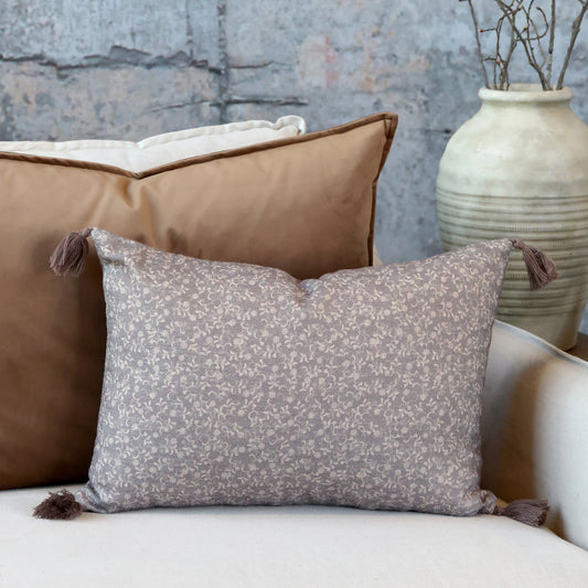 Kissebezug mit Quasten und Blumenmotiv 50x35 cm