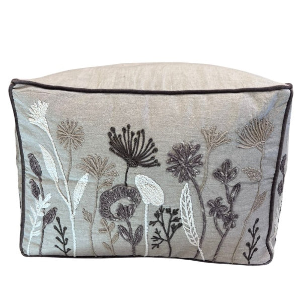 Pouf bestickt mit Blumen