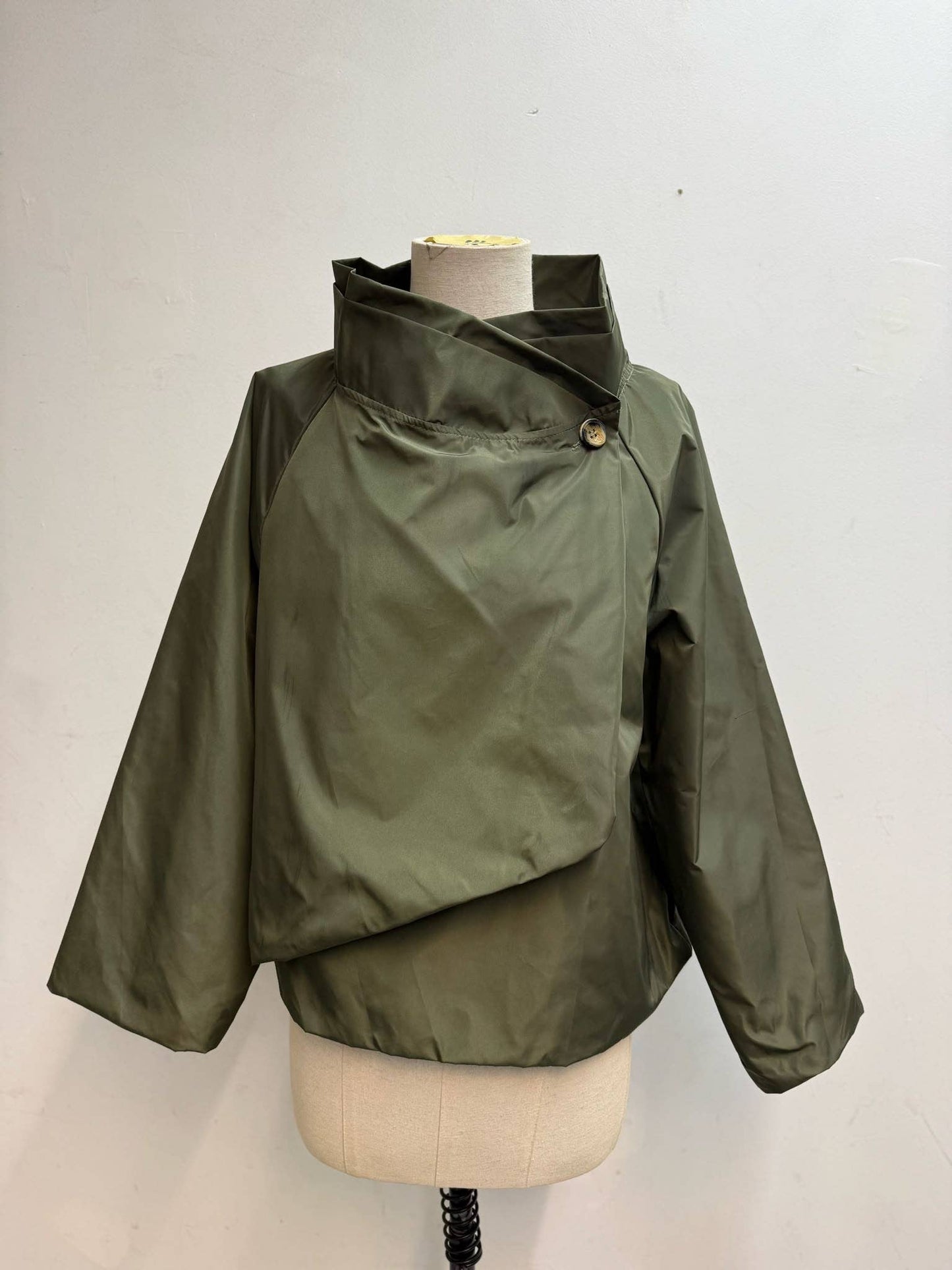 Leichte Jacke mit überkreuztem Stehkragen: Gris / 7690 Einheitsgröße