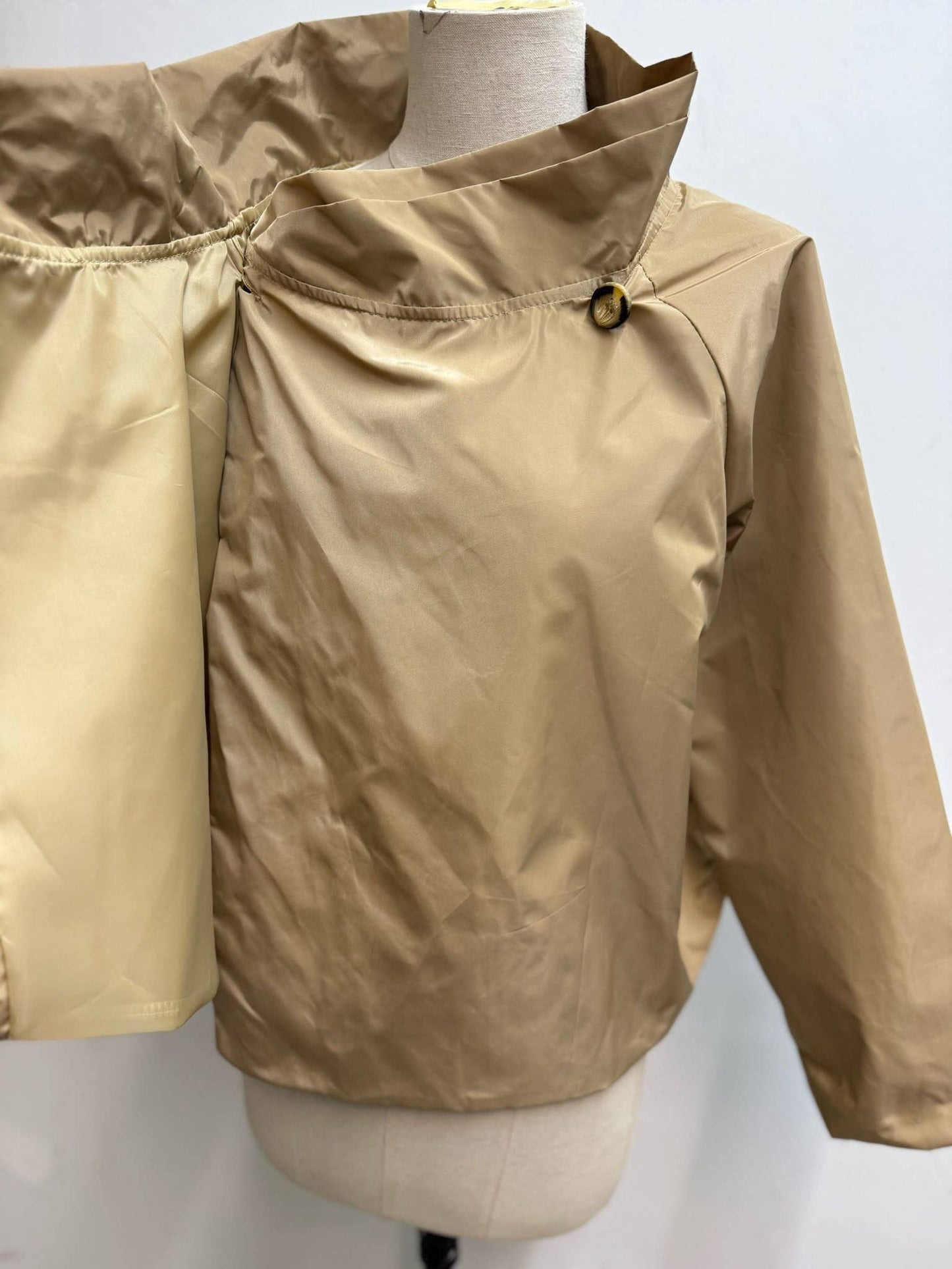 Leichte Jacke mit überkreuztem Stehkragen: Gris / 7690 Einheitsgröße