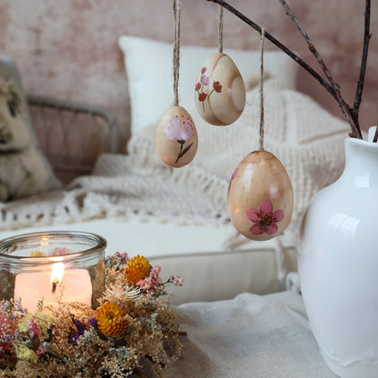 Osterei aus Holz mit Blumen