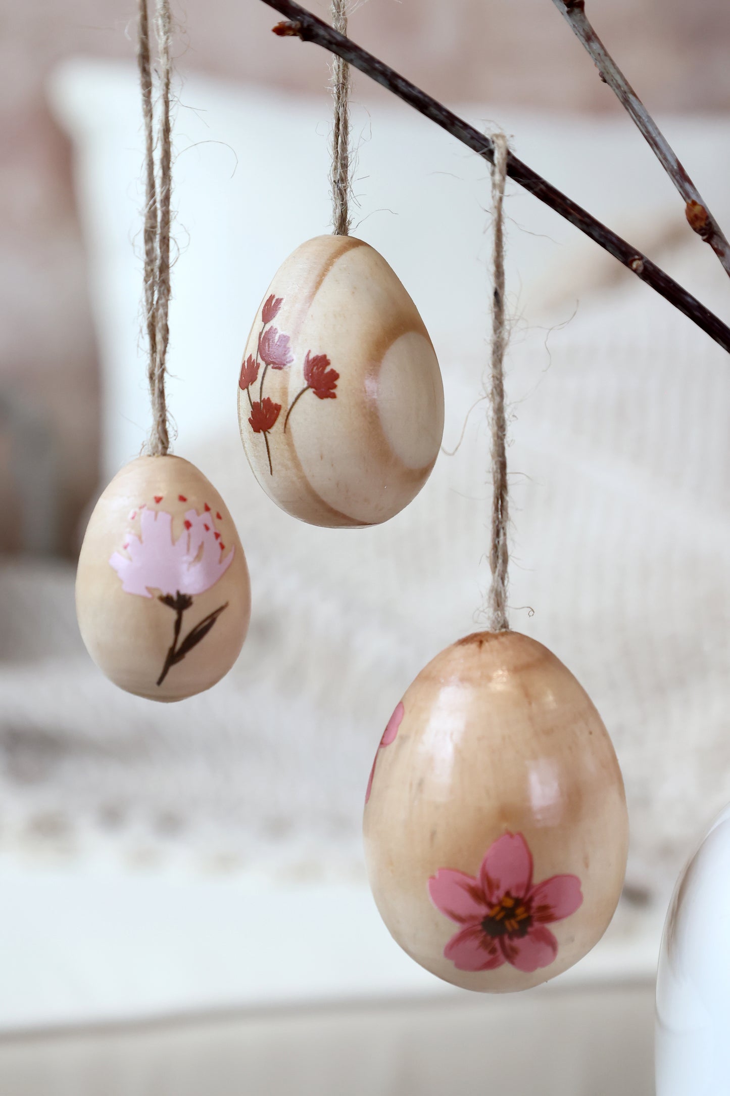 Osterei aus Holz mit Blumen