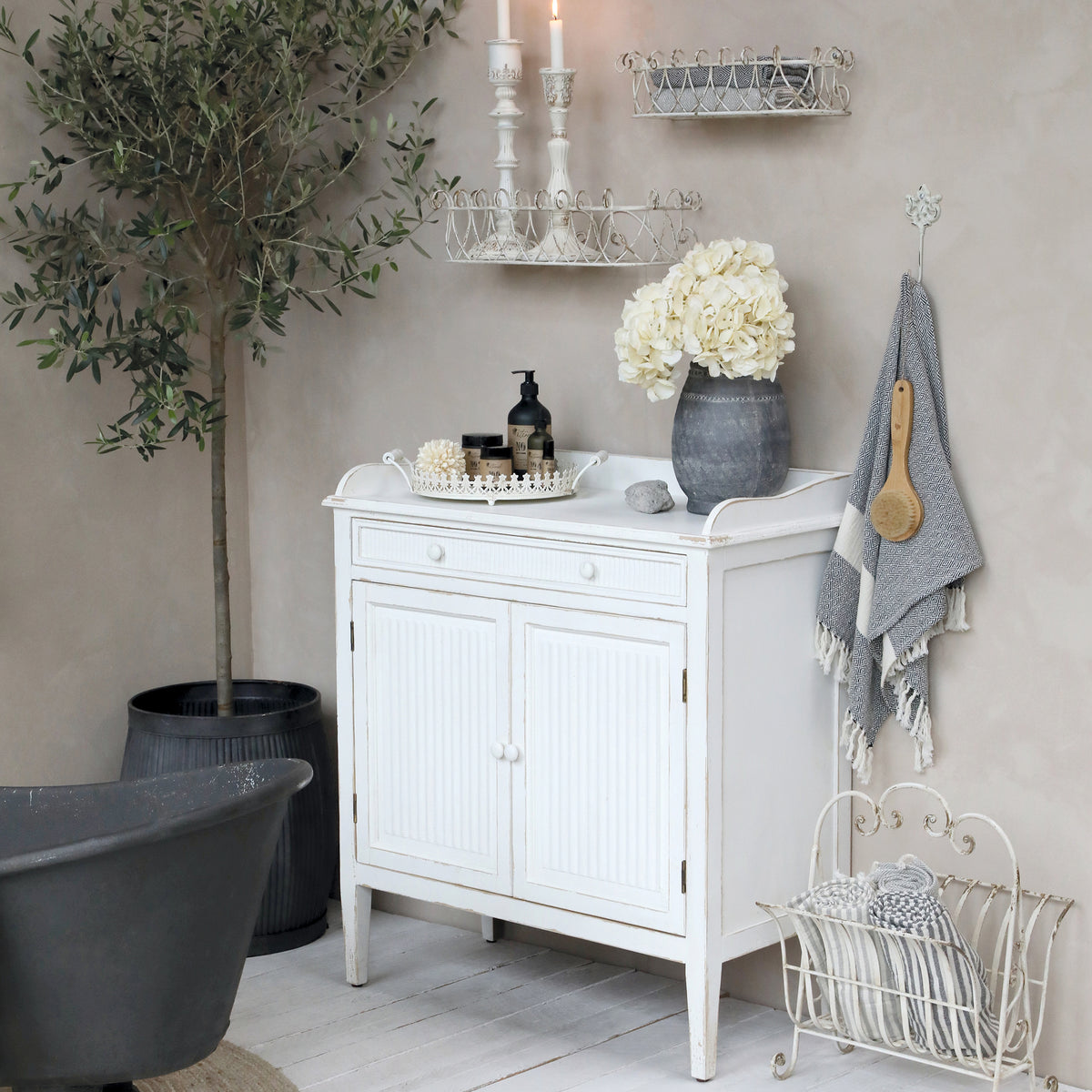 Schrank / Sideboard antique weiß