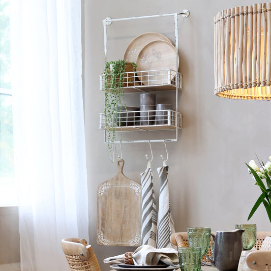 Regal mit Haken und Körben