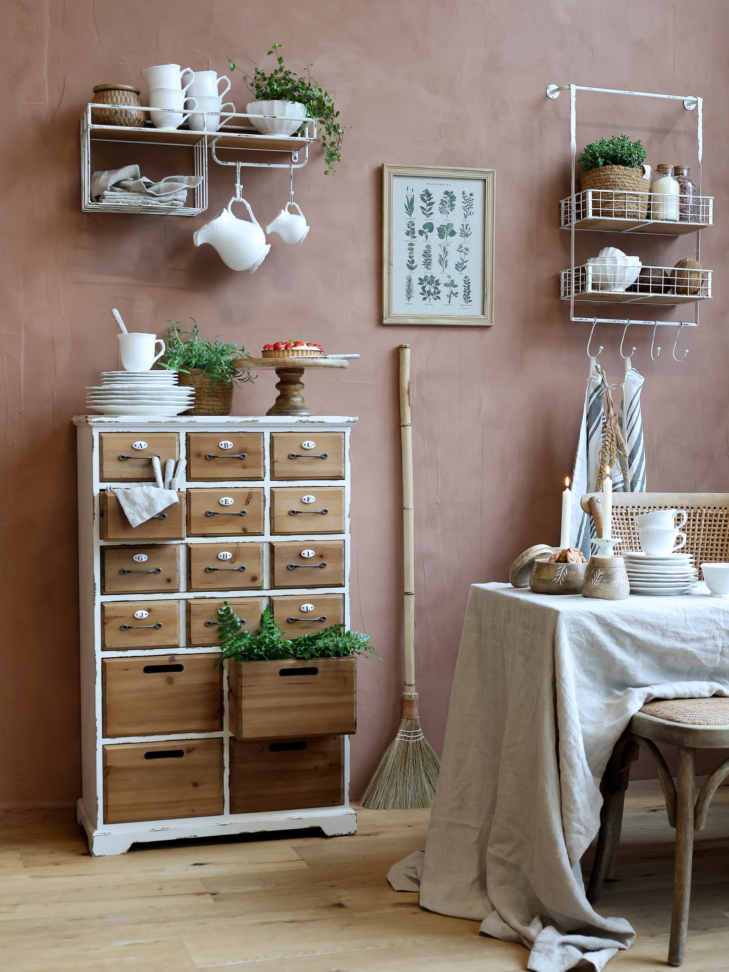 Regal mit Haken und Körben