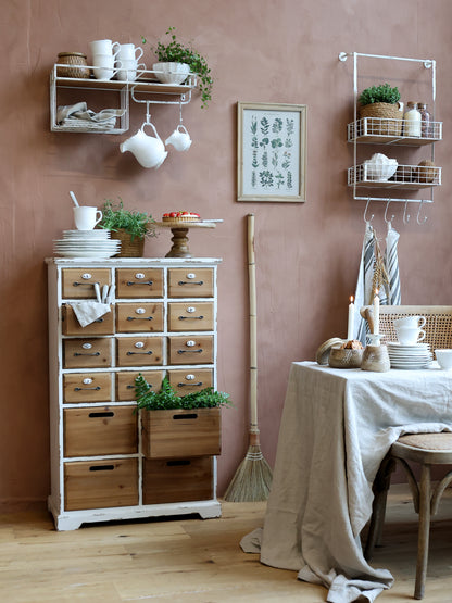 Regal mit Haken und Körben