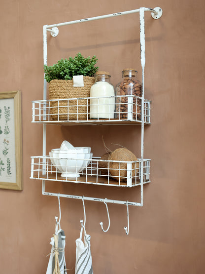 Regal mit Haken und Körben