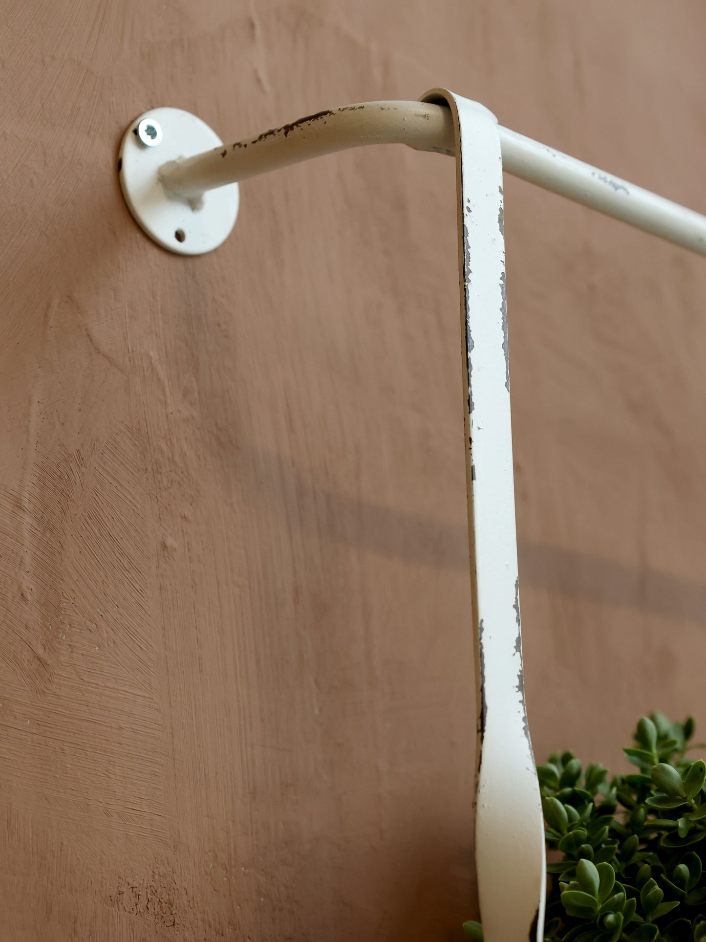 Regal mit Haken und Körben