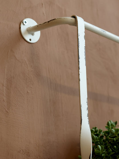 Regal mit Haken und Körben