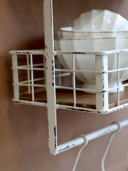 Regal mit Haken und Körben