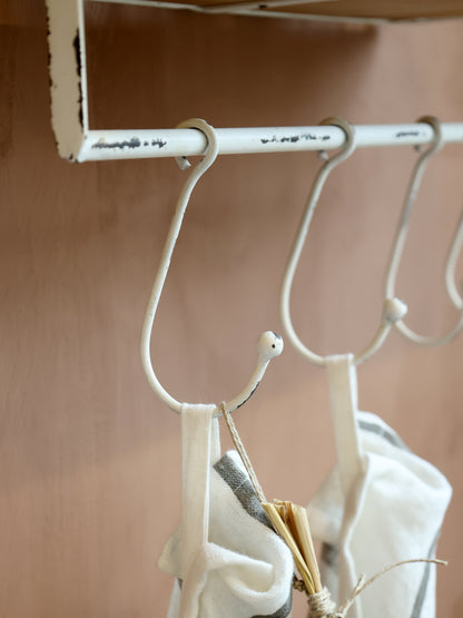 Regal mit Haken und Körben