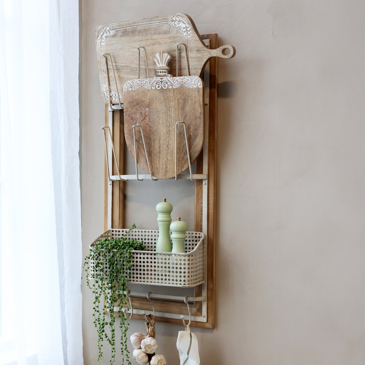 Regal mit Haken und Korb