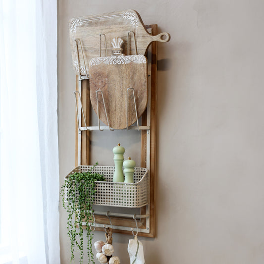 Regal mit Haken und Korb