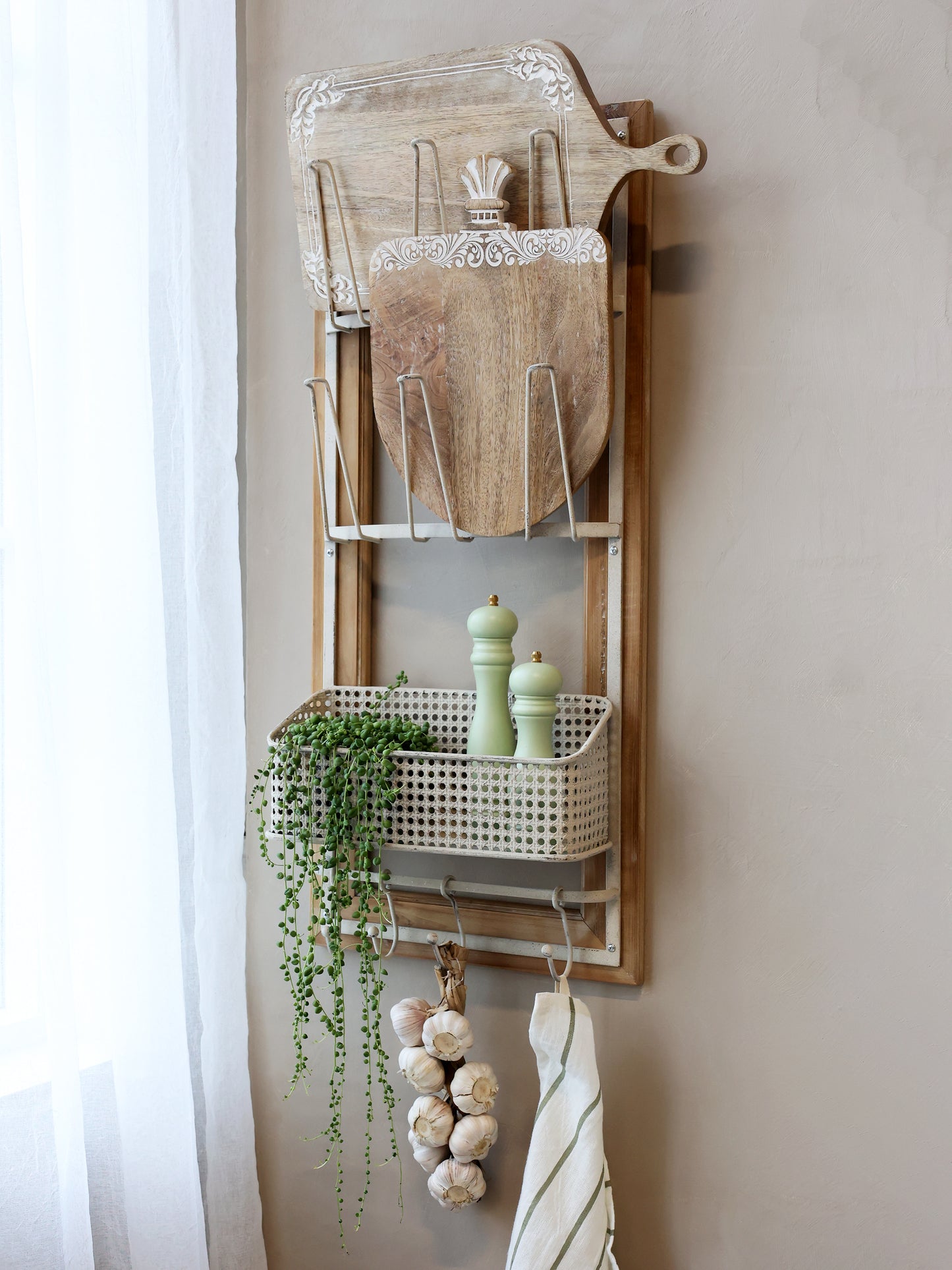 Regal mit Haken und Korb