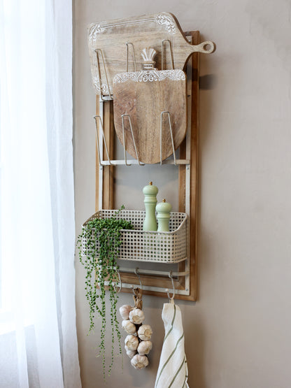 Regal mit Haken und Korb