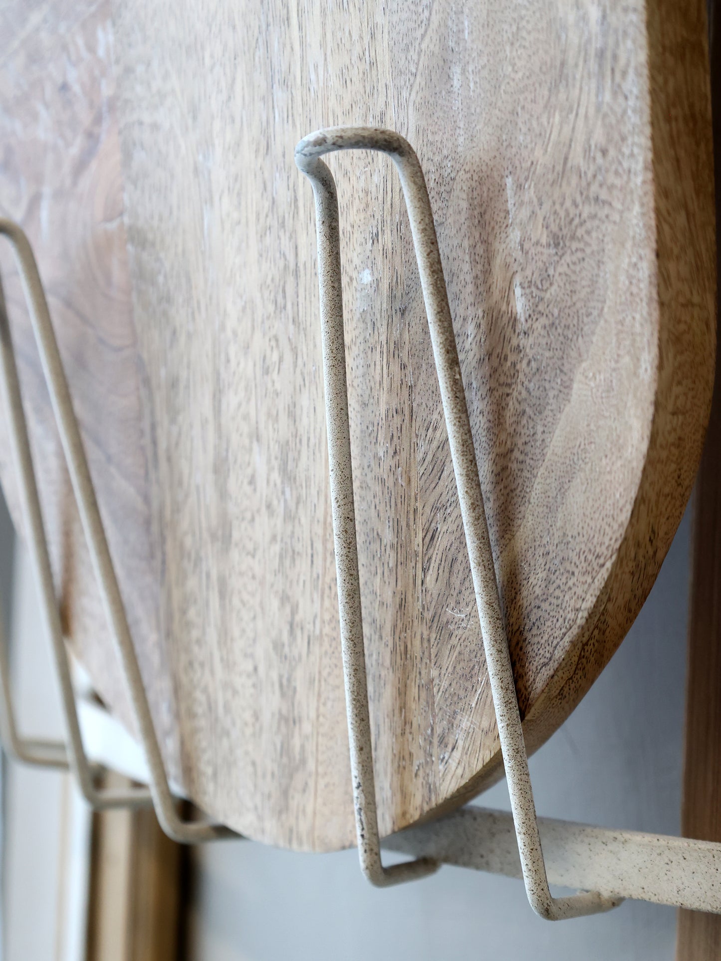 Regal mit Haken und Korb