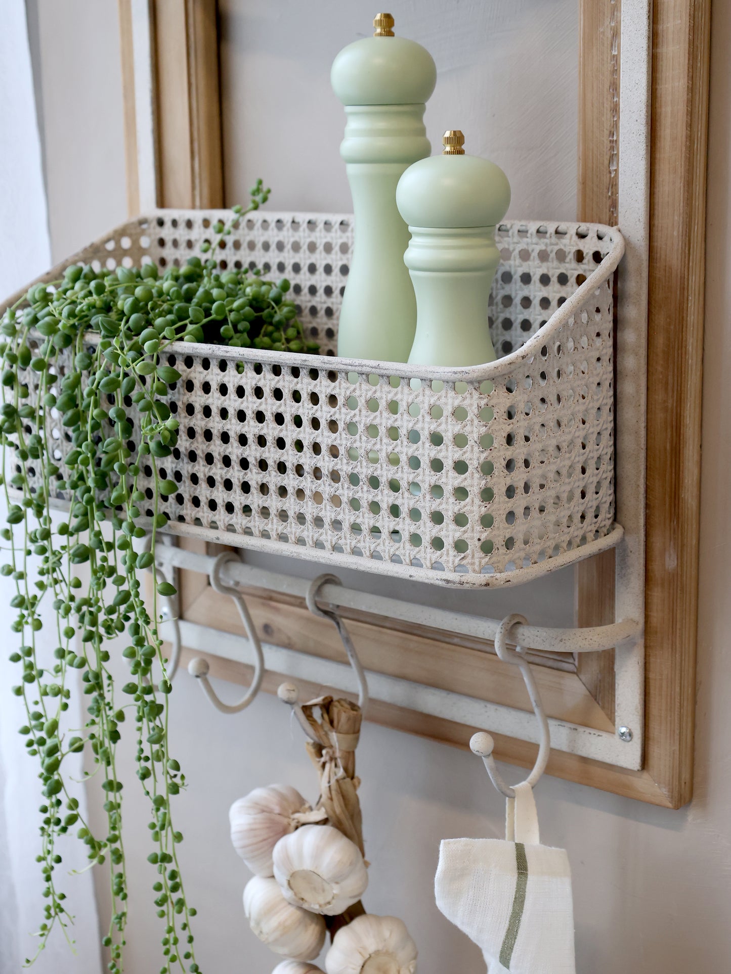 Regal mit Haken und Korb