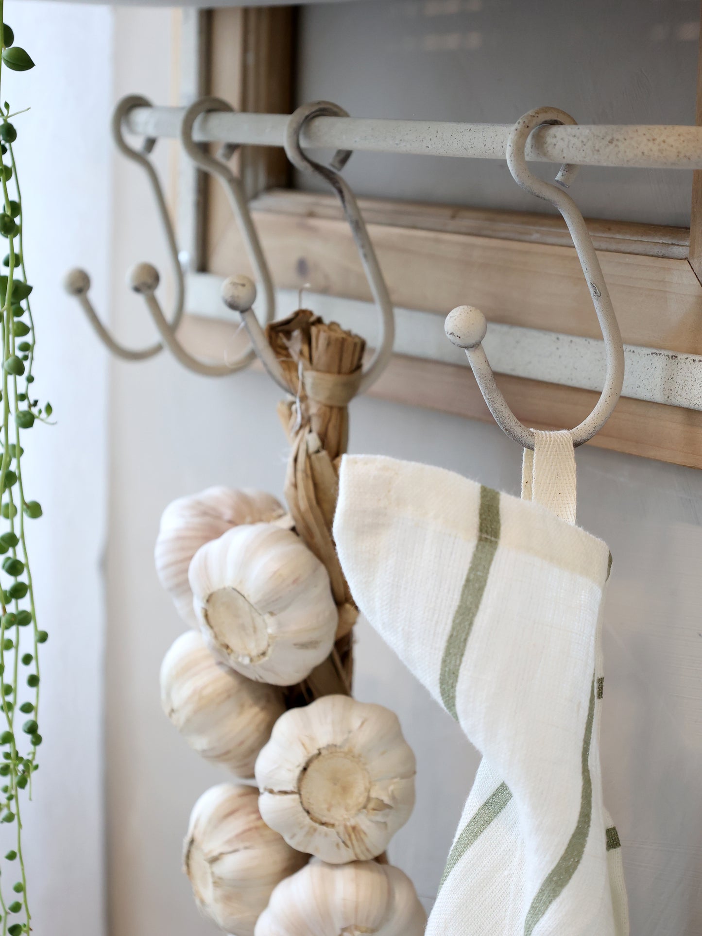 Regal mit Haken und Korb