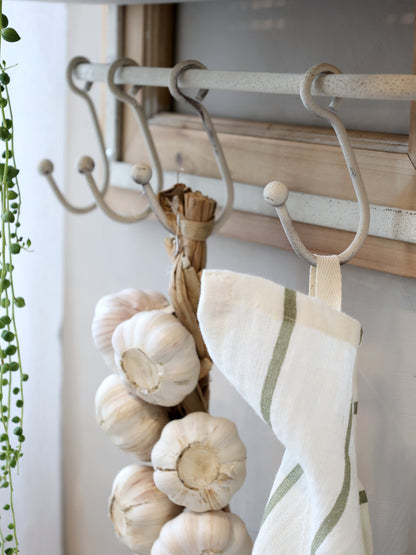 Regal mit Haken und Korb