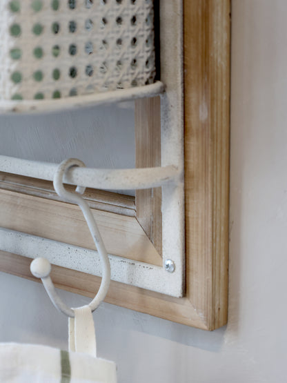 Regal mit Haken und Korb