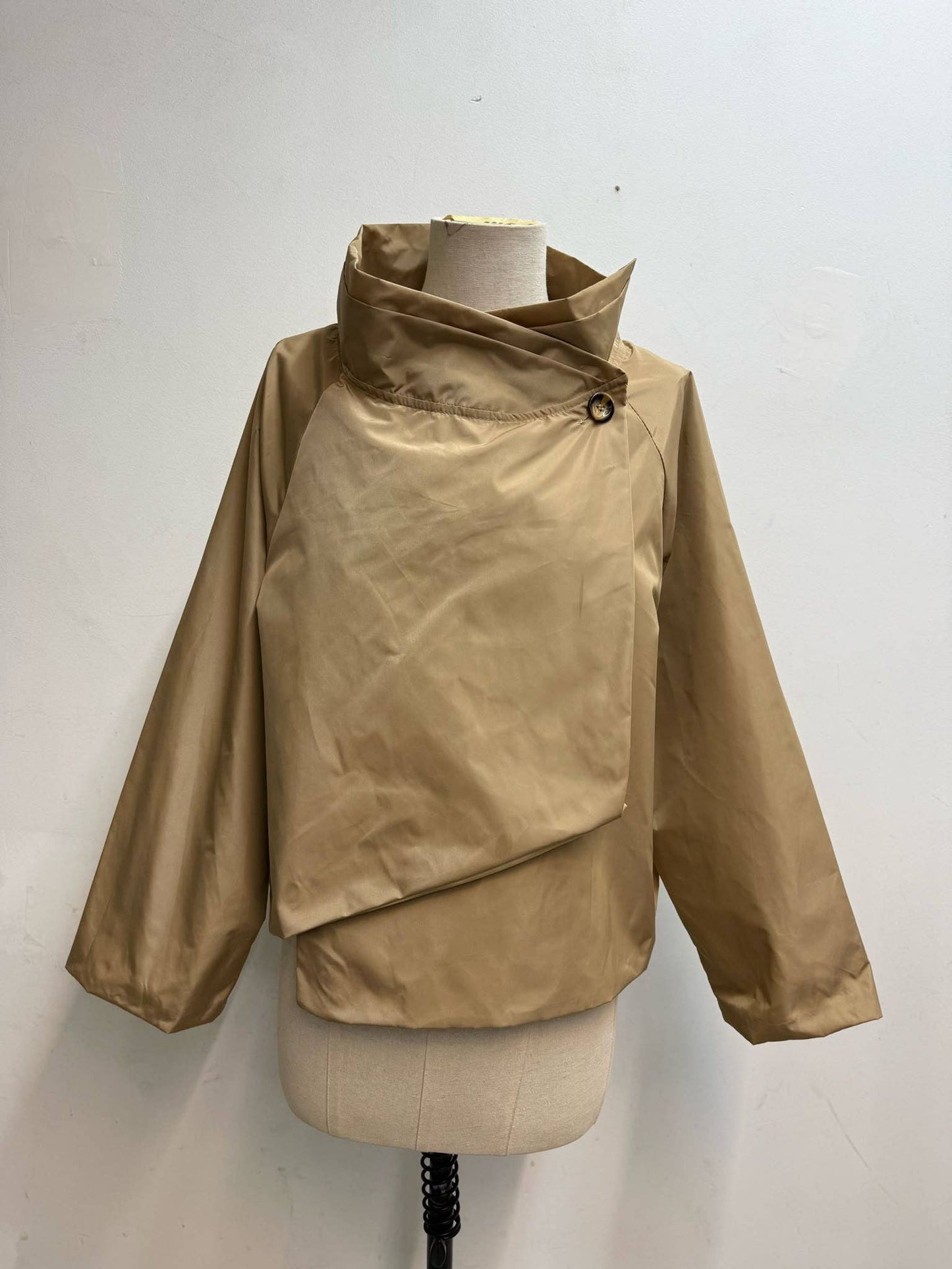 Leichte Jacke mit überkreuztem Stehkragen: Gris / 7690 Einheitsgröße