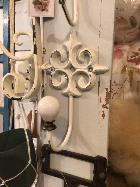 Haken mit Dekor