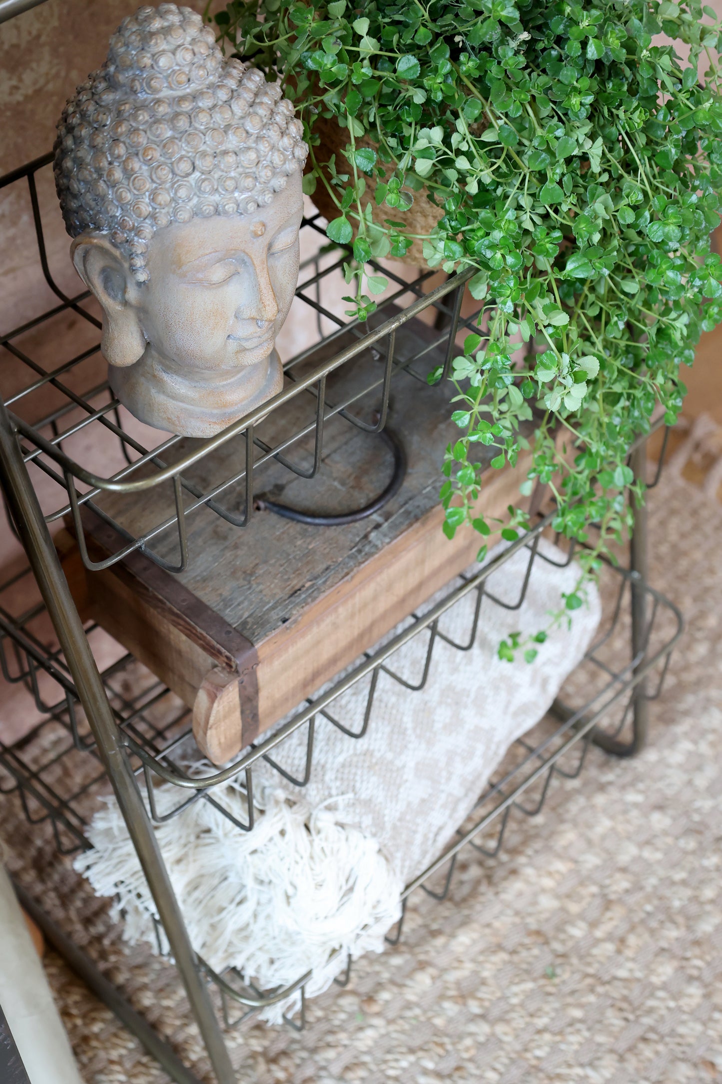 Etagere mit drei Körben