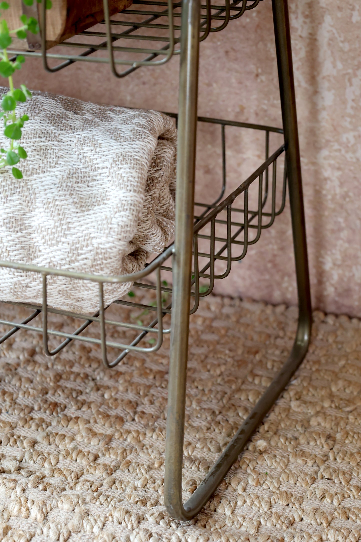 Etagere mit drei Körben