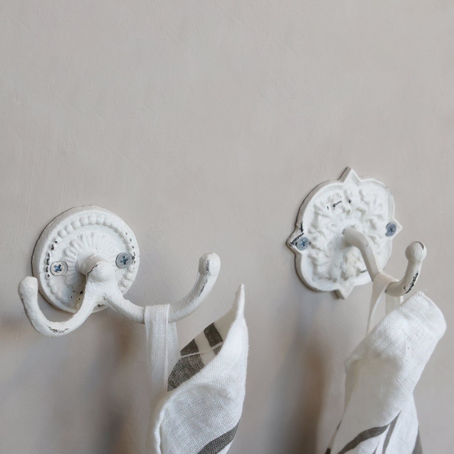 Haken mit Dekor creme