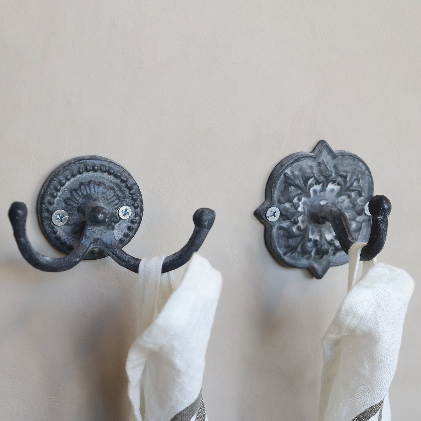 Haken mit Dekor