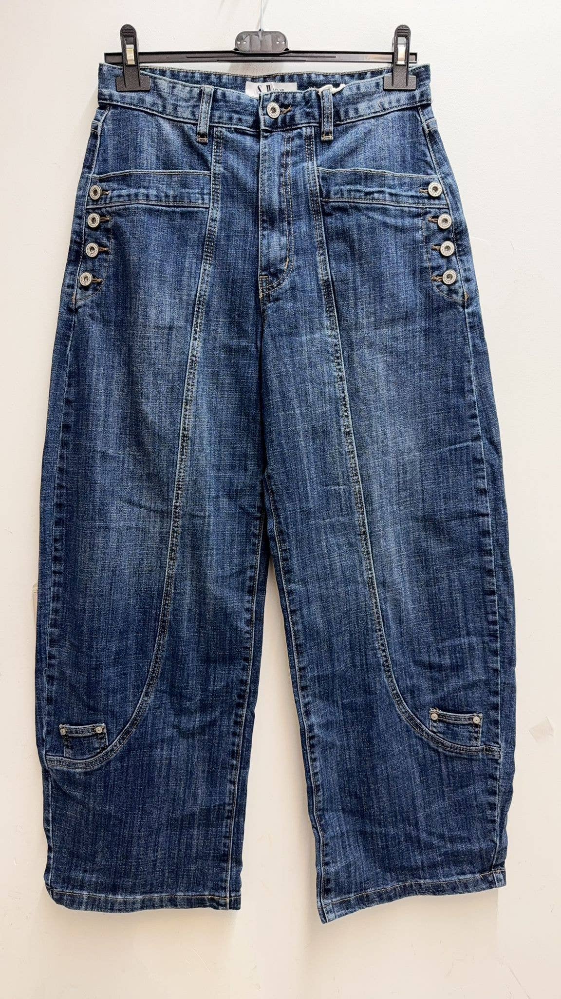 Weite Cropped-Jeans mit hoher Taille und Knopfdetails: L 3011