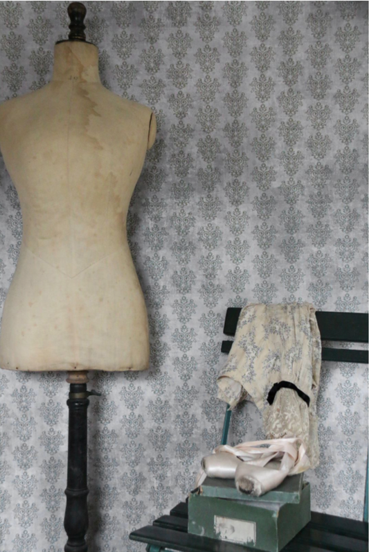 Tapete / Wallpaper Green Pattern on soft grey shaded background