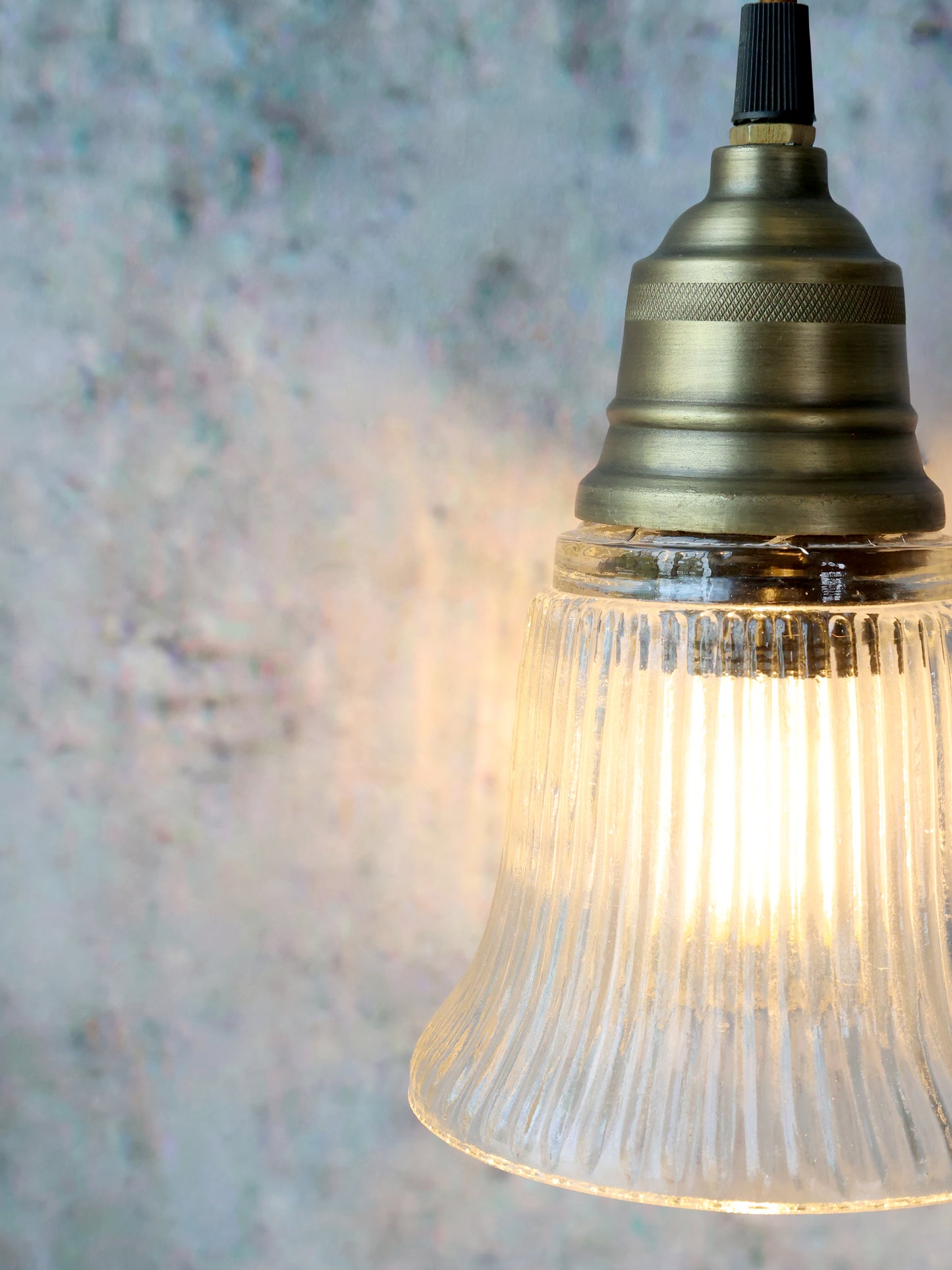 Lampe mit Messingoberfläche