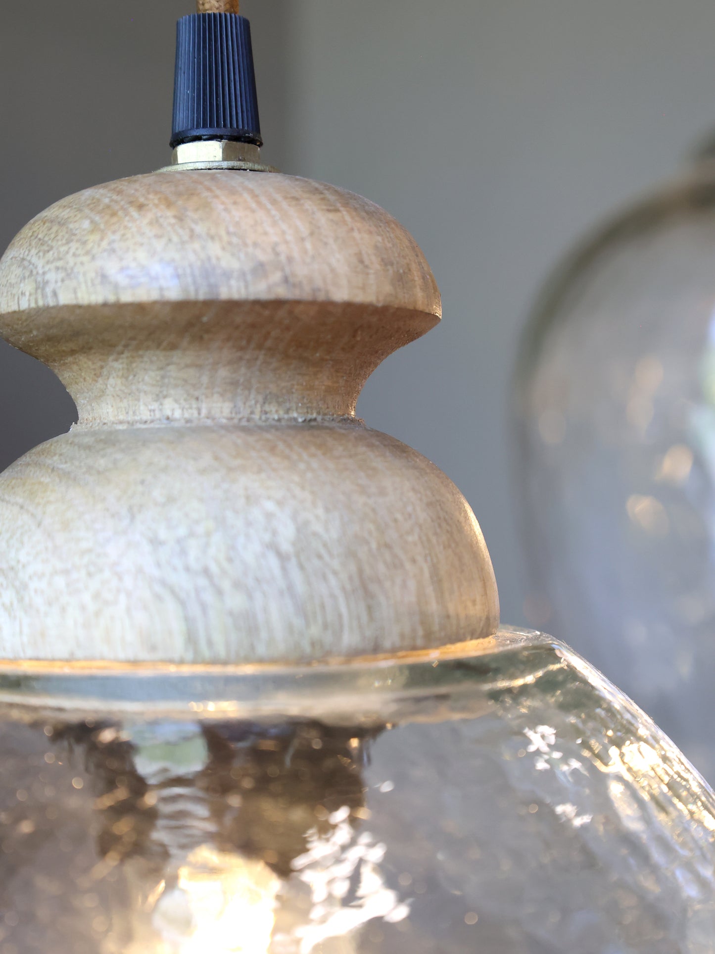 Lampe mit Holzzierhülse