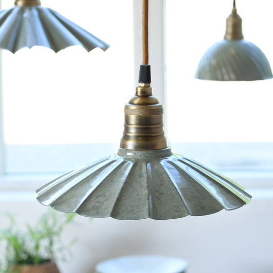 Lampe Lunel aus Emaille Fächer opal