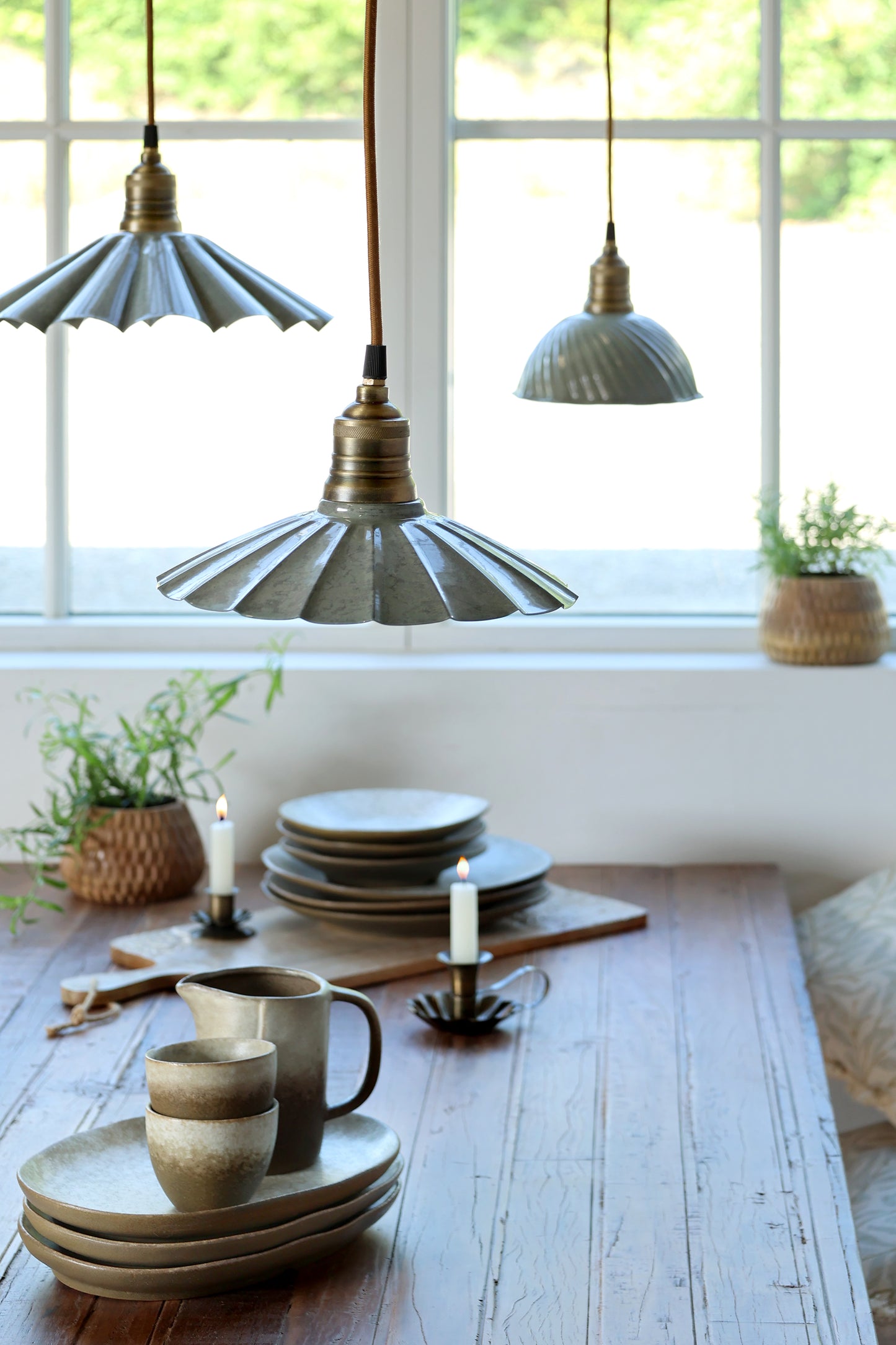 Lampe Lunel aus Emaille Fächer opal