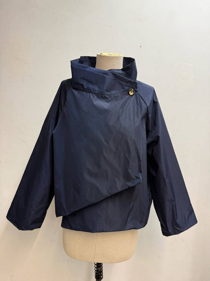 Leichte Jacke mit überkreuztem Stehkragen: Gris / 7690 Einheitsgröße