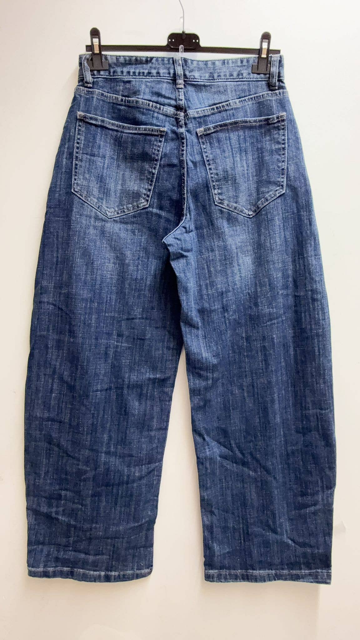 Weite Cropped-Jeans mit hoher Taille und Knopfdetails: L 3011
